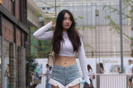 女生看直播带货攻略视频，掌握购物秘诀，轻松get实用技巧！
