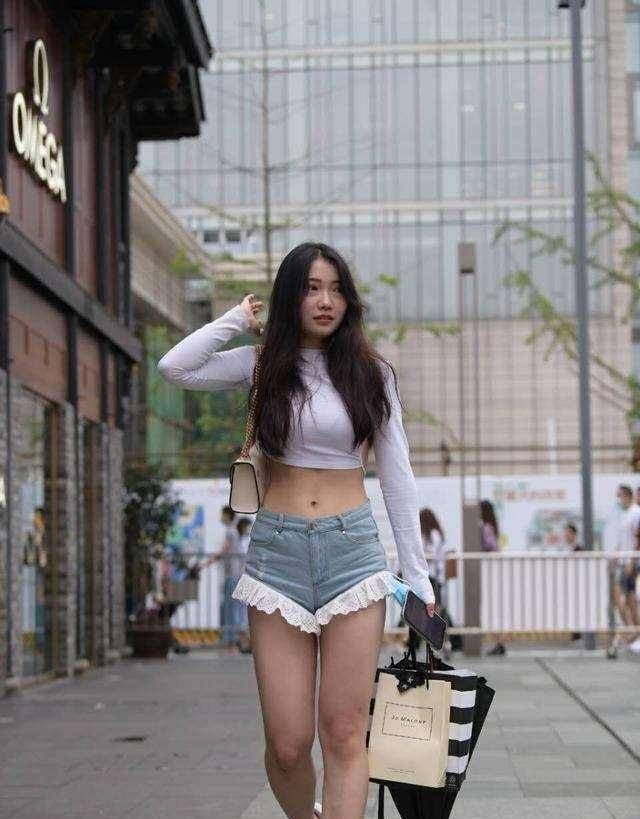 女生看直播带货攻略视频,掌握购物秘诀,轻松get实用技巧!